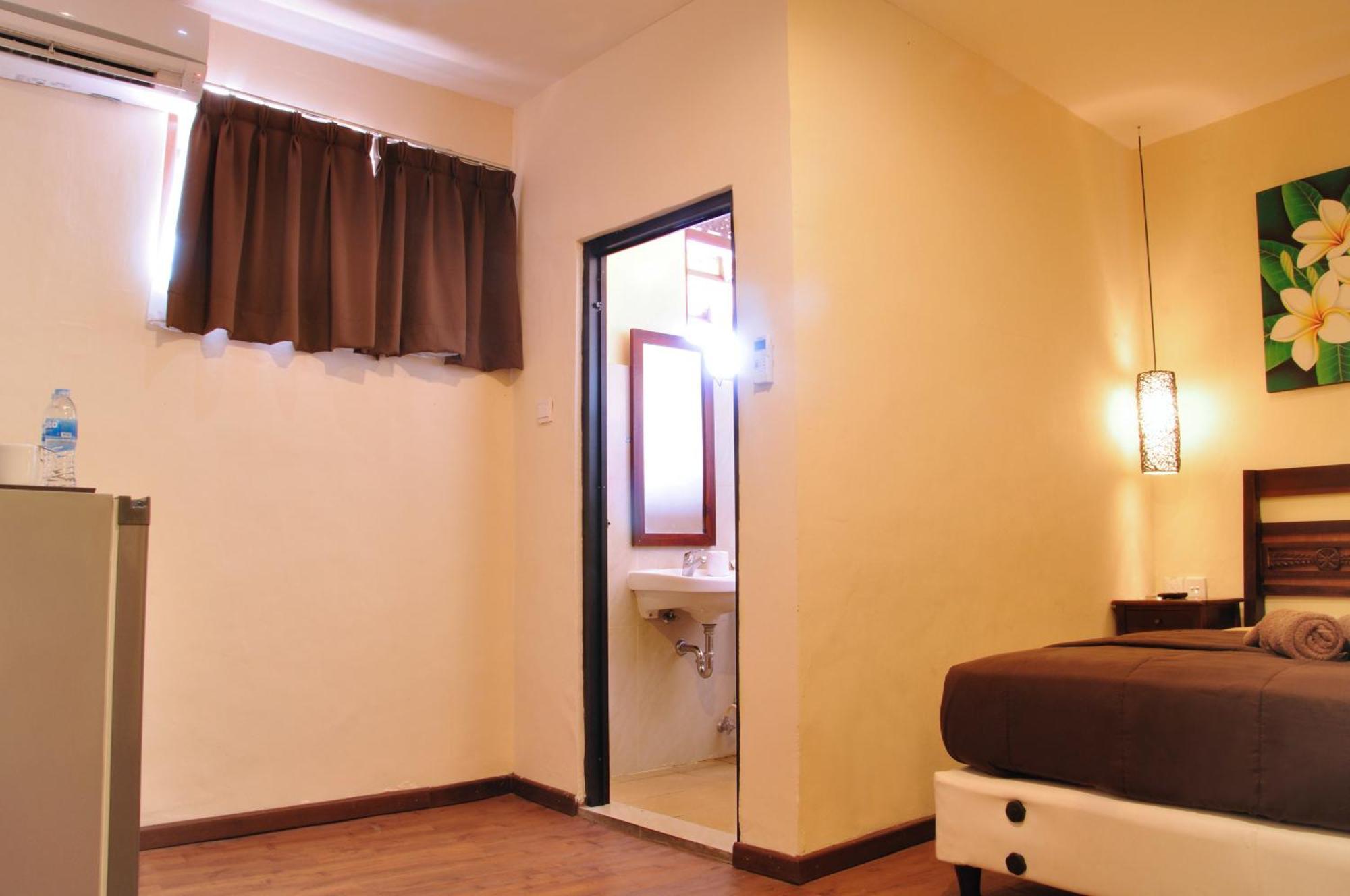 Bemo Corner Guest House Kuta Lombok Oda fotoğraf